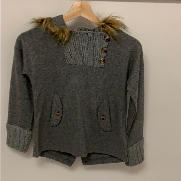 Adorable wool sweater with faux fur collar - Picture 7 of 8